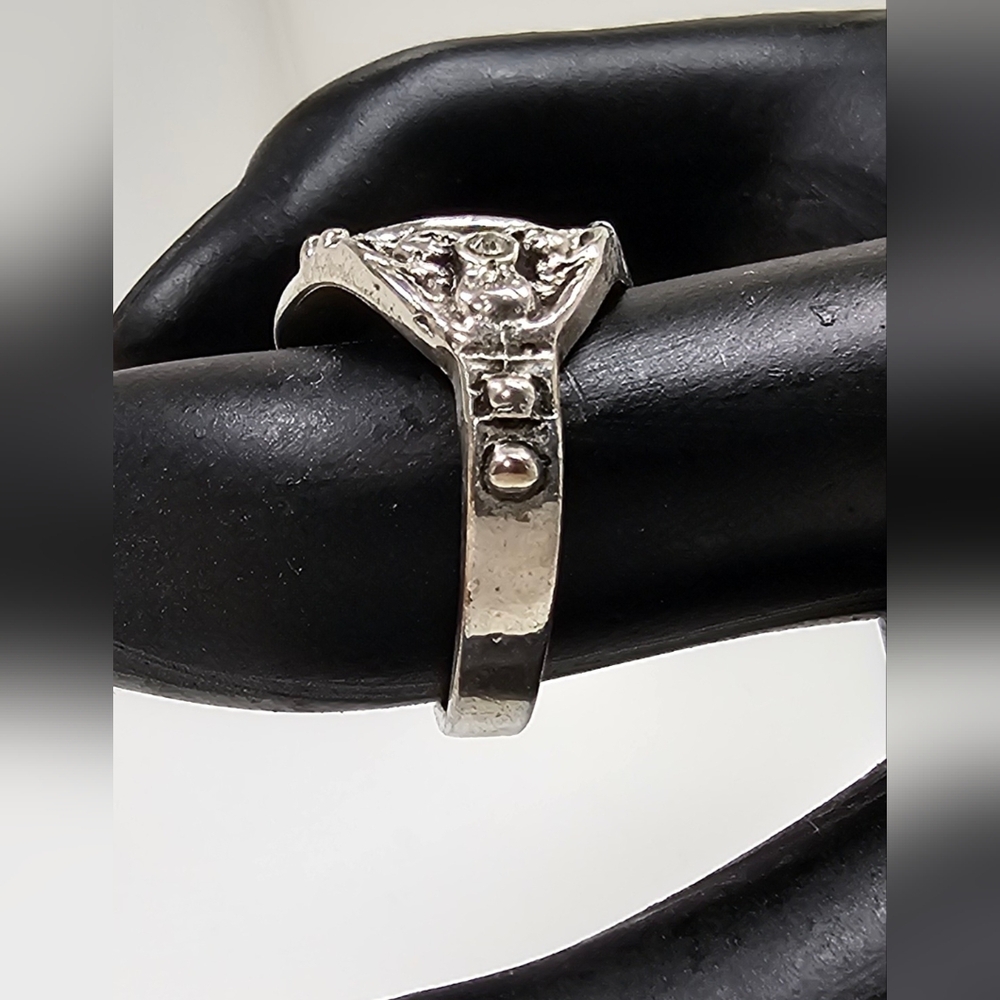 Elegant Silver and Red Gemstone Ring - Picture 3 of 4